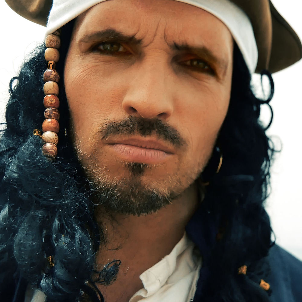 کاور آهنگ Lionel Richies Hello Girl tell me whats your Name از Captain Henry *